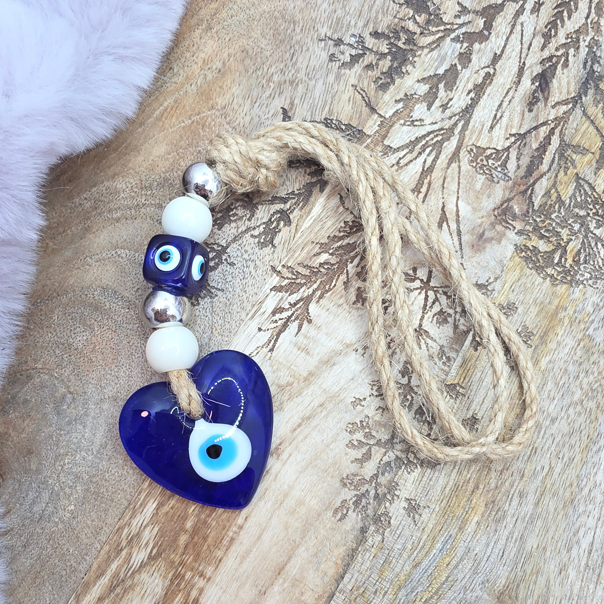 Evil eye onnenamuletti