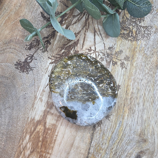 Valtamerijaspis/kvartsi kämmenkivi