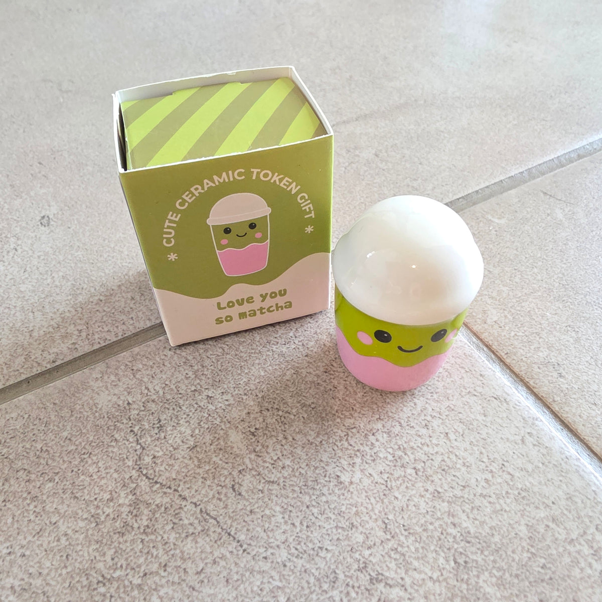 "Kawaii kafe" posliiniesine