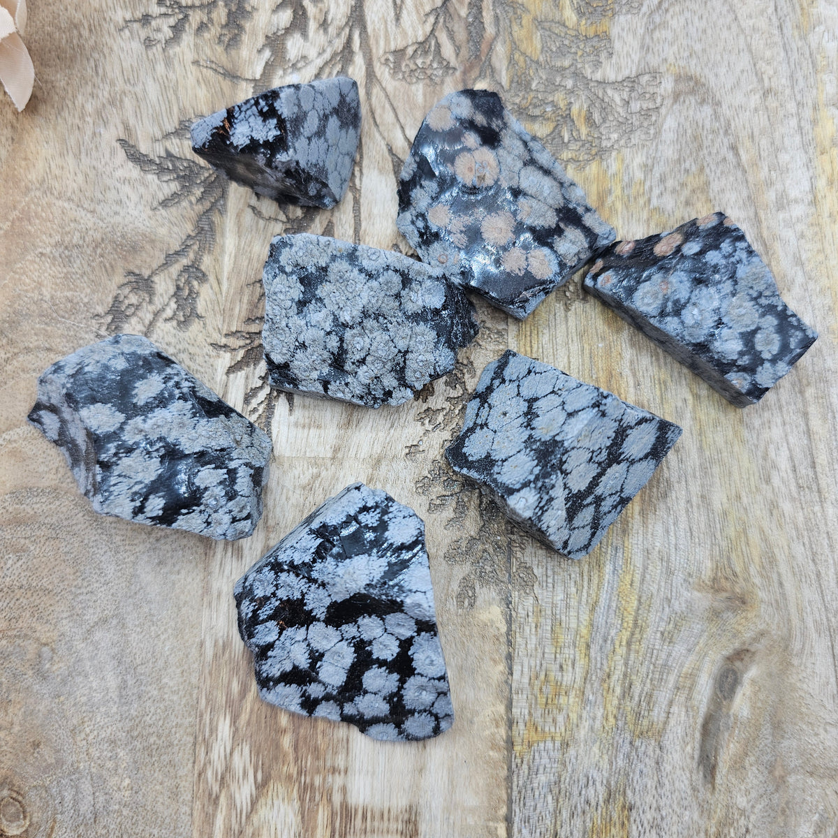 Lumihiutaleobsidiaani raakapala